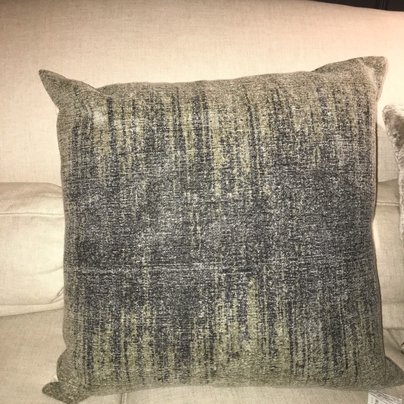 A pillow set - Picture 3 of 4